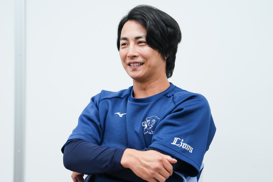 インタビューに応じた西武・森脇亮介【写真：小林靖】