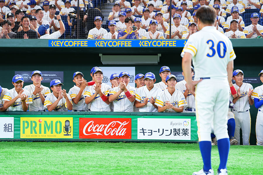石崎監督の言葉に全員が耳を傾け拍手を送った【写真：イワモトアキト】
