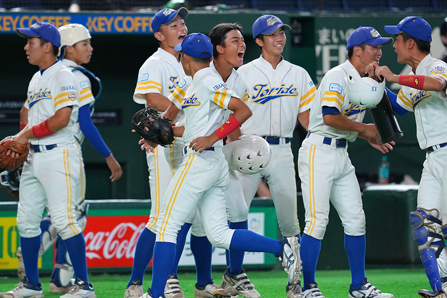 ジャイアンツカップで優勝した取手リトルシニア【写真：イワモトアキト】