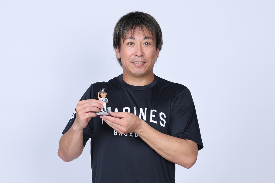 記念フィギュアを持つロッテ・益田直也【写真：球団提供】
