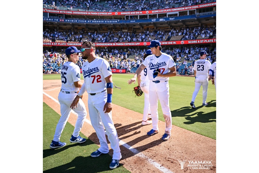 ドジャース公式Xが公開した試合後にハイタッチする大谷翔平(写真はスクリーンショット)