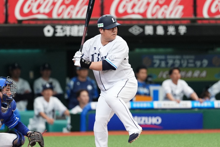 西武・中村剛也【写真：小林靖】