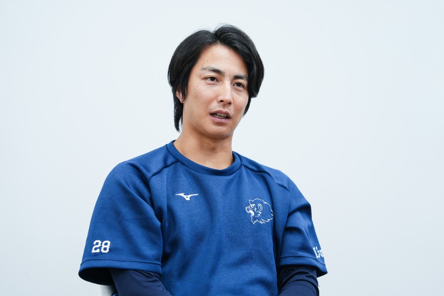 インタビューに応じた西武・森脇亮介【写真：小林靖】