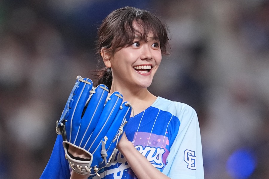 始球式に登場した女優でモデルの松井愛莉さん【写真提供：産経新聞社】