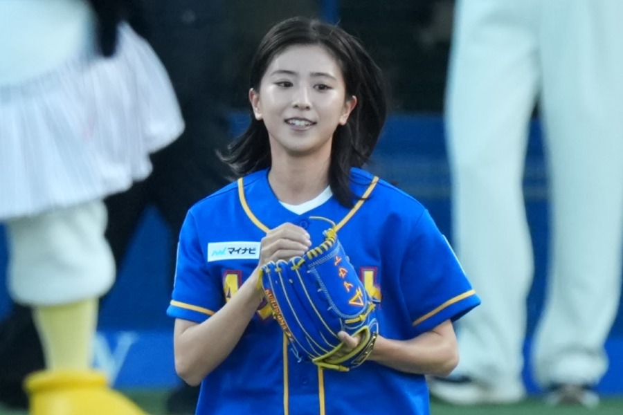 ファーストピッチに登場した女優の黒島結菜さん【写真提供:産経新聞社】