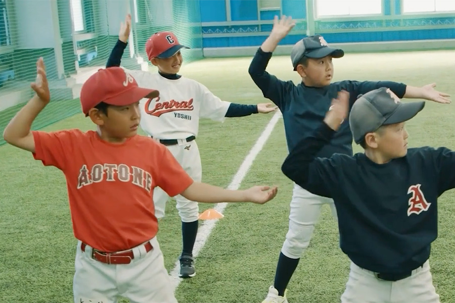 回転動作を覚えるドリルを実践する様子【写真：編集部】