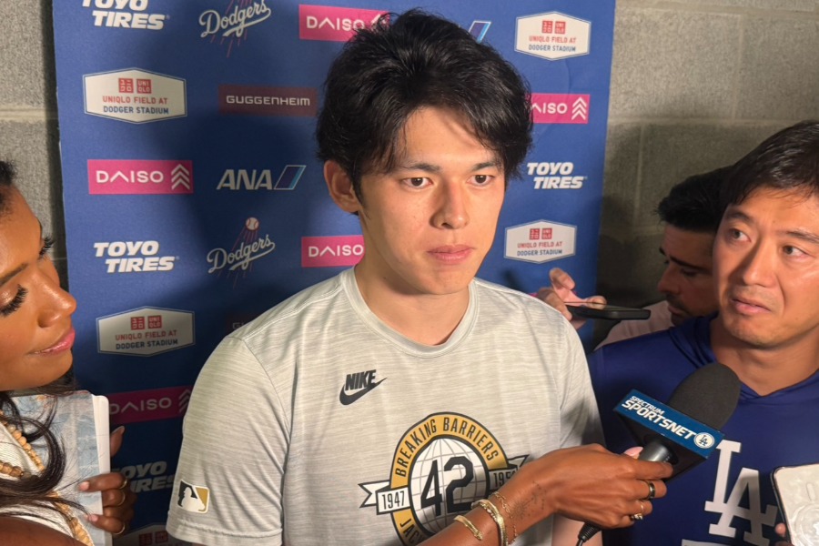 試合後、取材に応じたドジャース・佐々木朗希【写真：上野明洸】