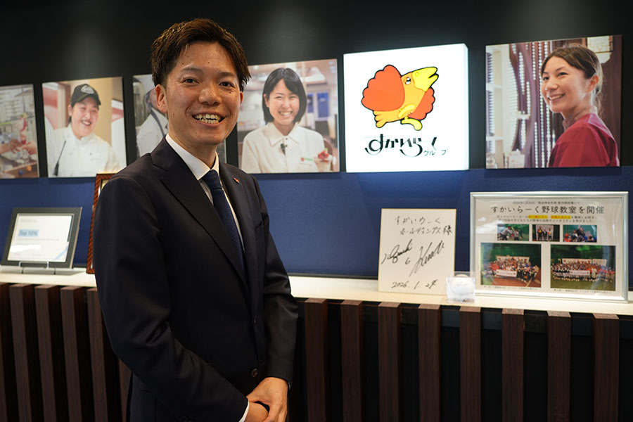 広報室でスポーツ協賛を担う佐藤正悟さん【写真:編集部】