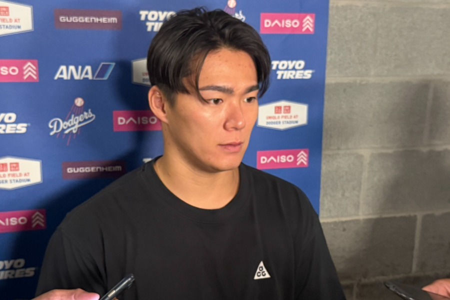 試合後の取材に応じたドジャース・山本由伸【写真：上野明洸】