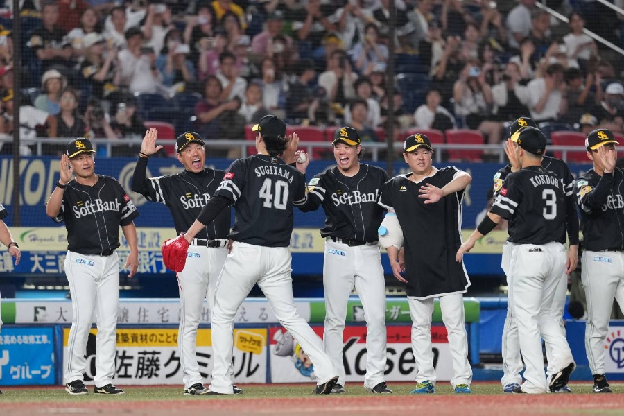 ロッテに勝利し喜ぶホークスナイン【写真：井上学】