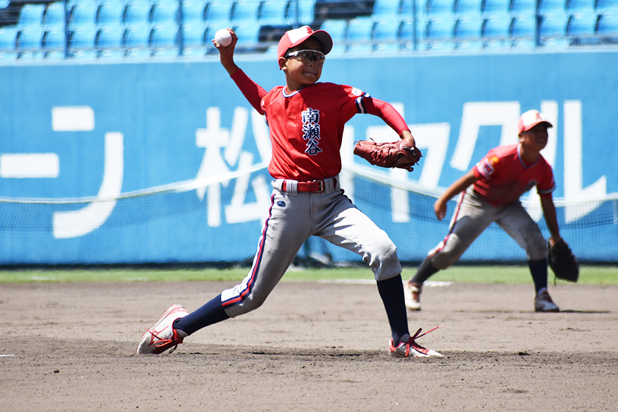 準決勝で力投する南瀬谷のエース・音村【写真：高橋幸司】