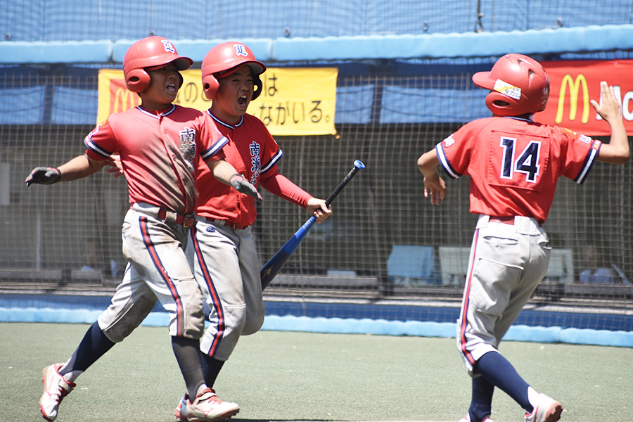 準決勝での先制点に沸く南瀬谷ライオンズナイン【写真：高橋幸司】