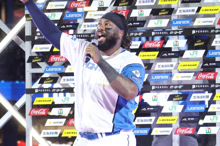 お立ち台に上がった日本ハムのフランミル・レイエス【写真提供：産経新聞社】