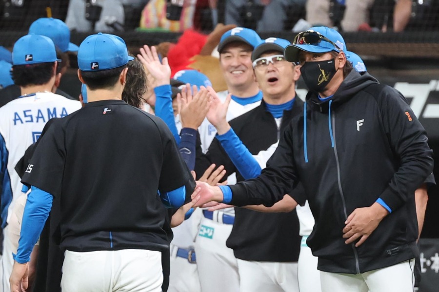 ロッテに勝利した日本ハムナイン【写真提供：産経新聞社】