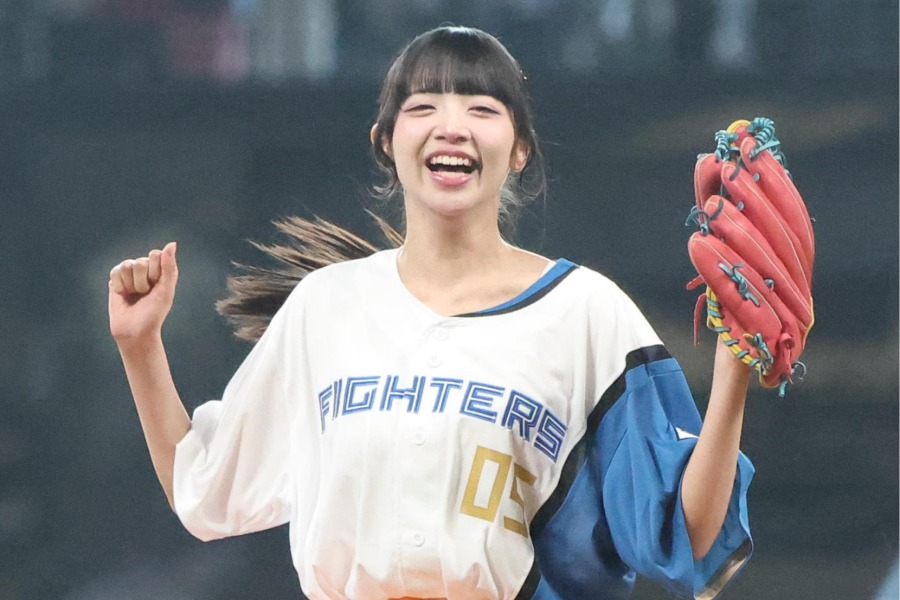 始球式を行った「iLIFE!」の小熊まむさん【写真提供：産経新聞社】