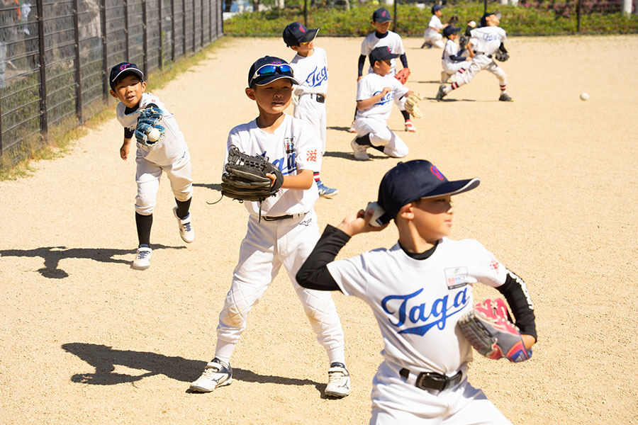 生き生きと練習をする多賀少年野球クラブの選手たち【写真：磯田健太郎】