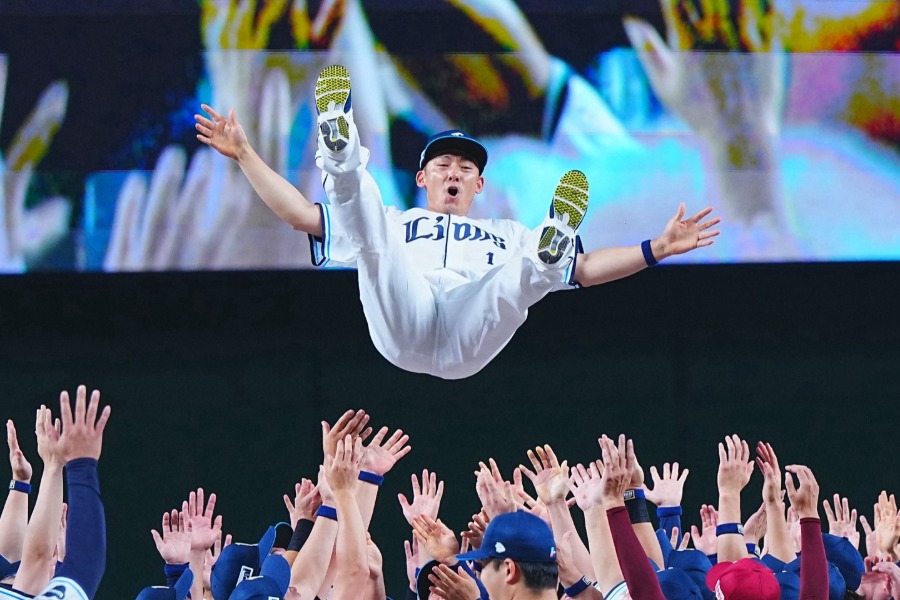 引退試合を終え、ナインに胴上げされた西武・栗山巧【写真:荒川祐史】
