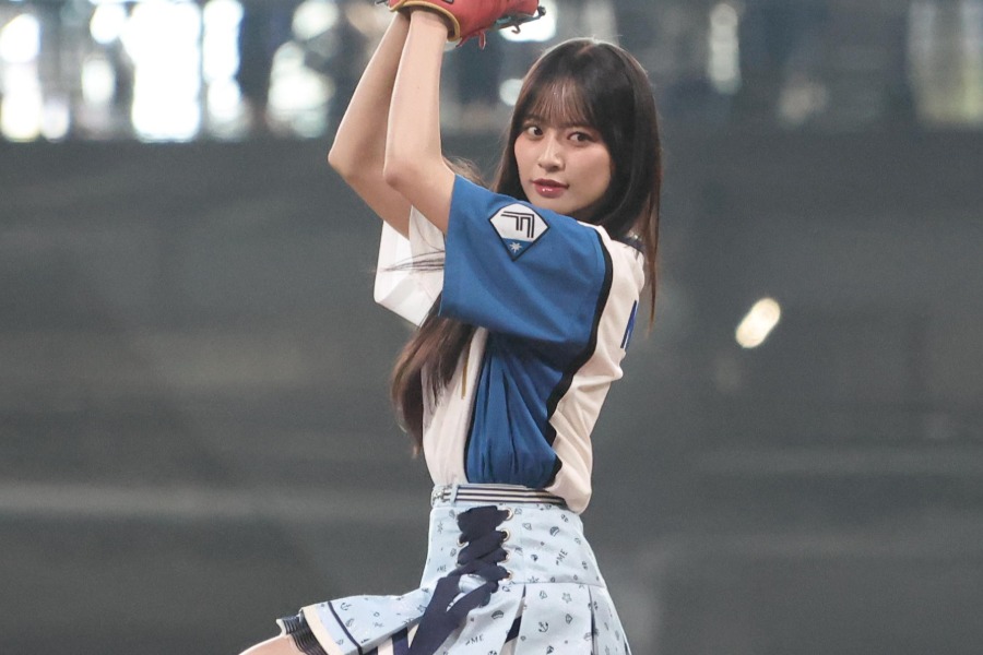 始球式に登場した「≠ME」の冨田菜々風さん【写真提供：産経新聞社】