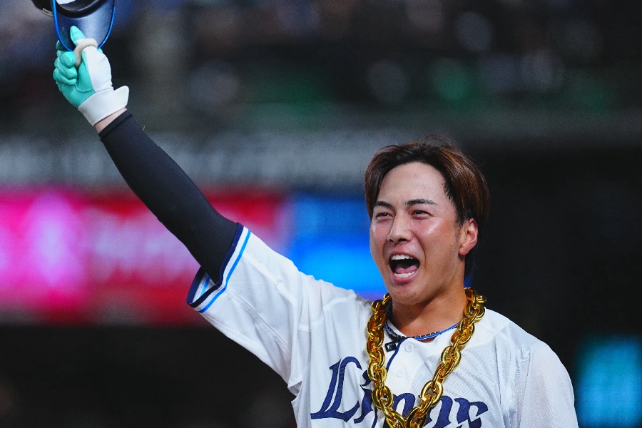 自身初の2桁本塁打を放った西武・長谷川信哉【写真：荒川祐史】
