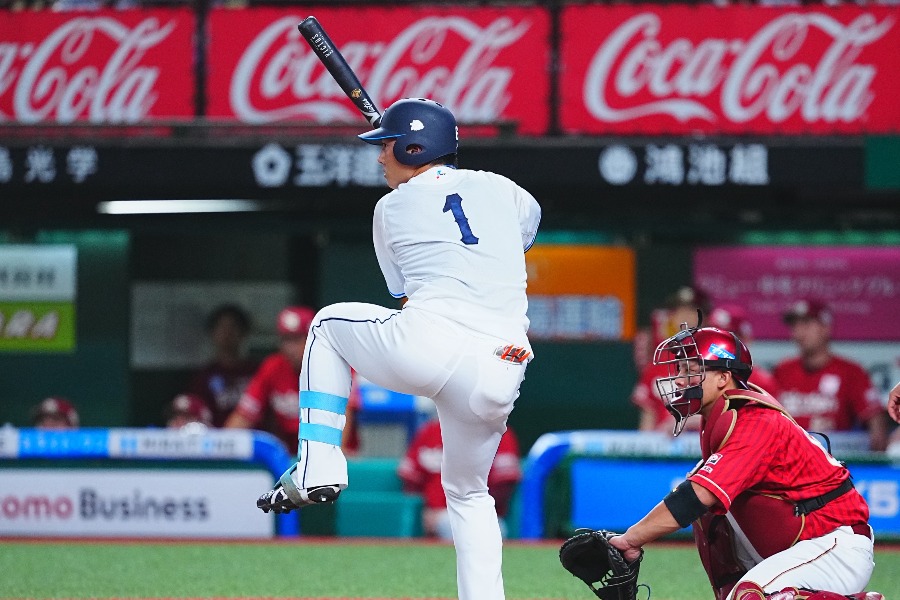 この日4打数2安打の活躍を見せた長谷川信哉【写真：荒川祐史】