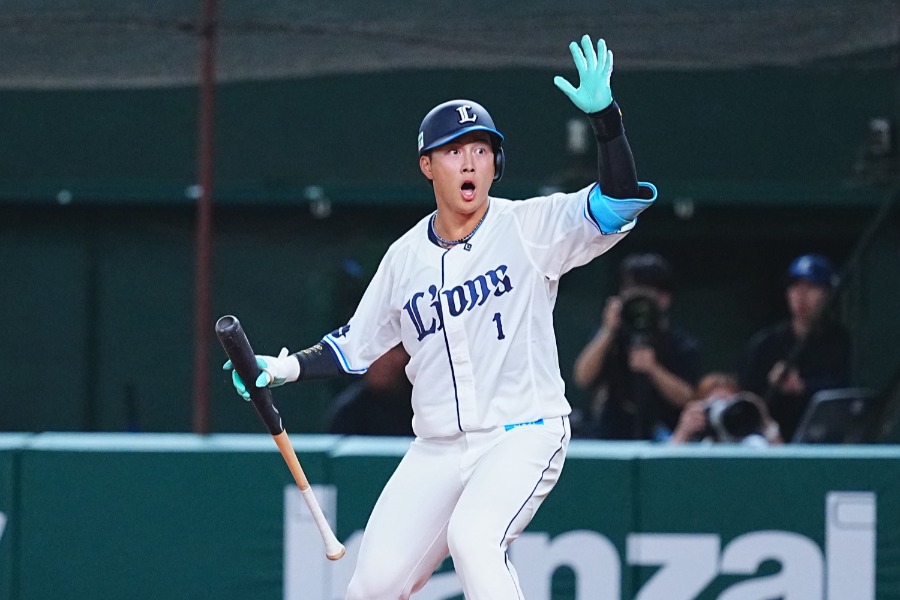 栗山巧の引退試合で、西武の次代を担う長谷川信哉が躍動【写真：荒川祐史】