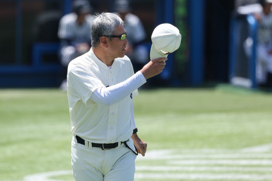 今秋のリーグ戦限りでの退任を発表した早大・小宮山悟監督【写真：加治屋友輝】