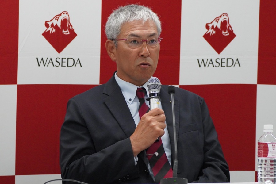 退任会見に臨んだ早大・小宮山悟監督【写真：宮脇広久】