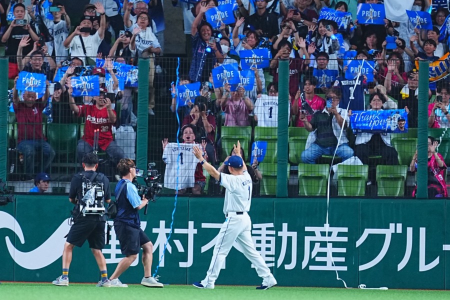 引退試合後、ファンに挨拶する西武・栗山巧【写真：荒川祐史】