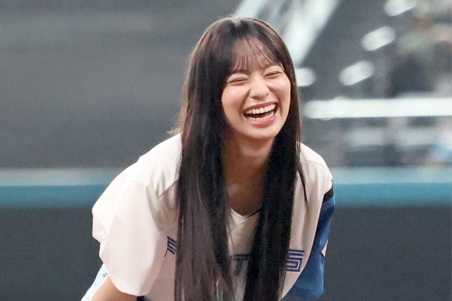 ≠MEの冨田菜々風さんが始球式を行った【写真提供:産経新聞社】