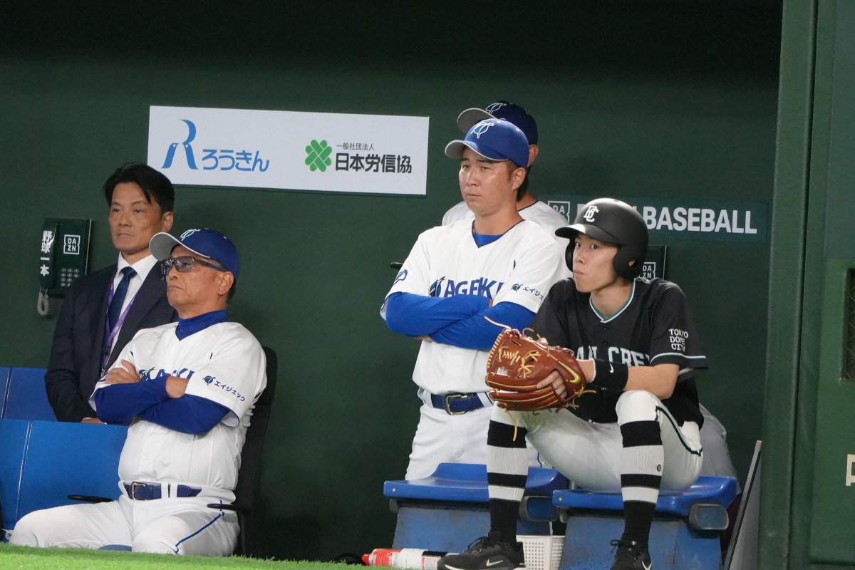 コーチとしてベンチから戦況を見守る【写真：町田利衣】