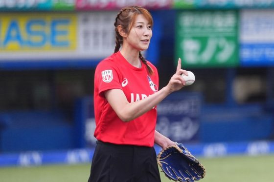 185cm狩野舞子さんが豪快投球　神宮球場どよめき…ショートスカート“はらり”の一投