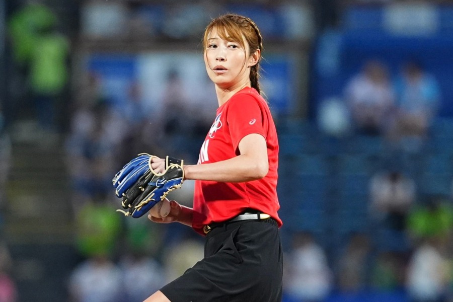 始球式を行った元バレーボール女子日本代表の狩野舞子さん【写真：小林靖】