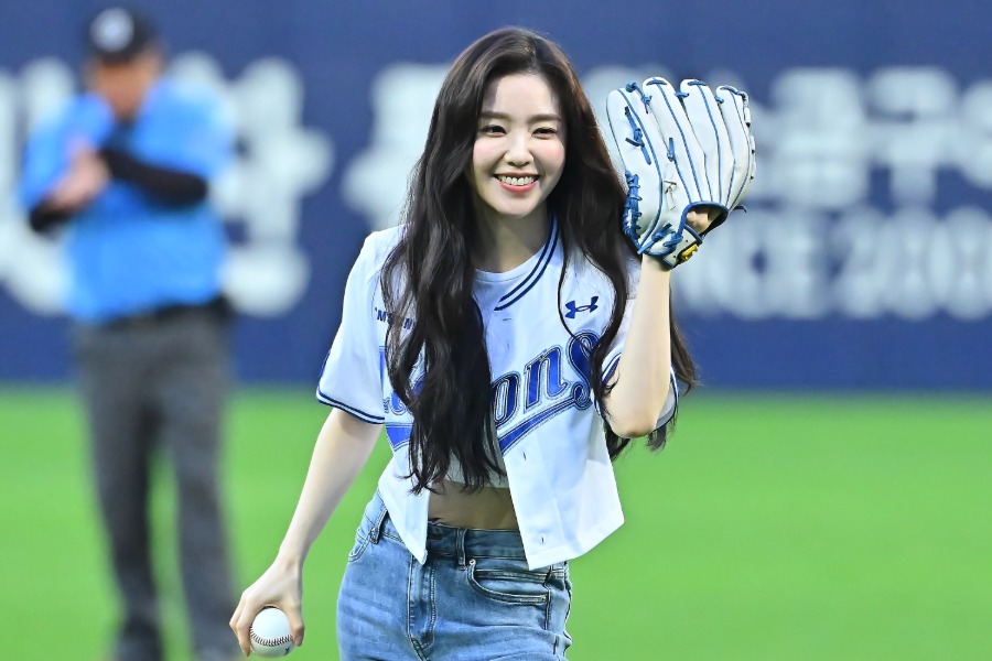 始球式を行った「Red Velvet」のアイリーンさん【写真:アフロ】