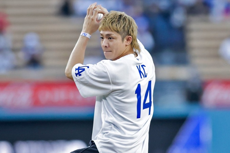 始球式を行った「Number_i」の岸優太さん【写真：MLB公式Xより】