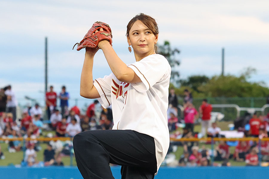 始球式を行った加藤夏希さん【写真:球団提供】