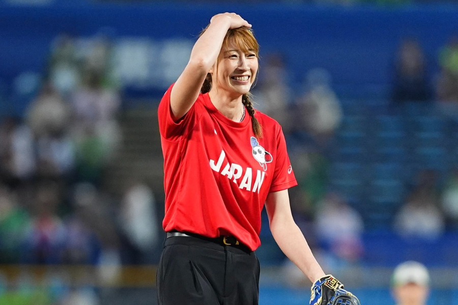 始球式を行った狩野舞子さん【写真：小林靖】