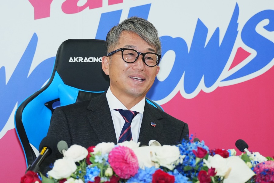 引退会見に臨んだヤクルト・石川雅規【写真：小林靖】