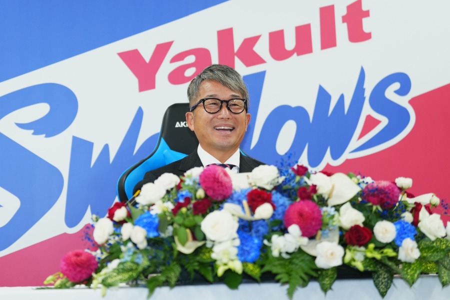 引退会見に臨んだヤクルト・石川雅規【写真：小林靖】