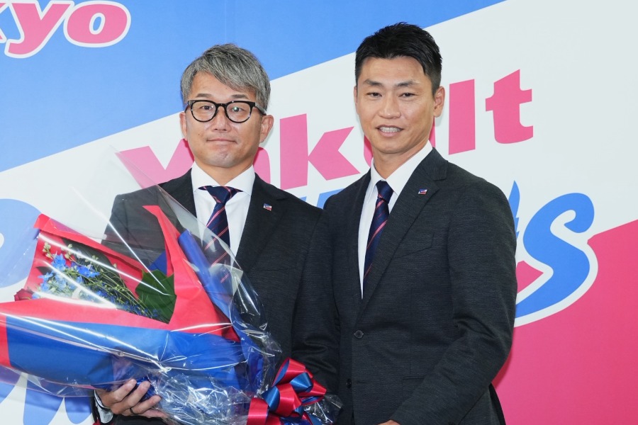引退会見に臨んだヤクルト・石川雅規（左）と青木宣親GM【写真：小林靖】
