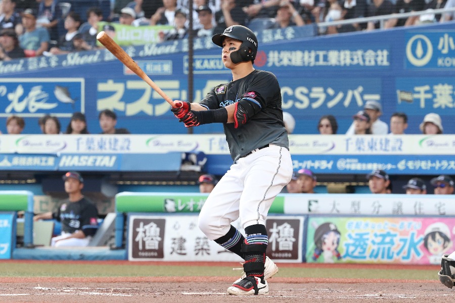 8月は月間10本塁打を記録したロッテ・山口航輝【写真：栗木一考】　