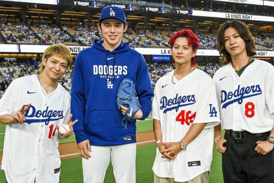始球式に登場した「Number_i」の3人と佐々木朗希【写真：ドジャース公式SNSより】