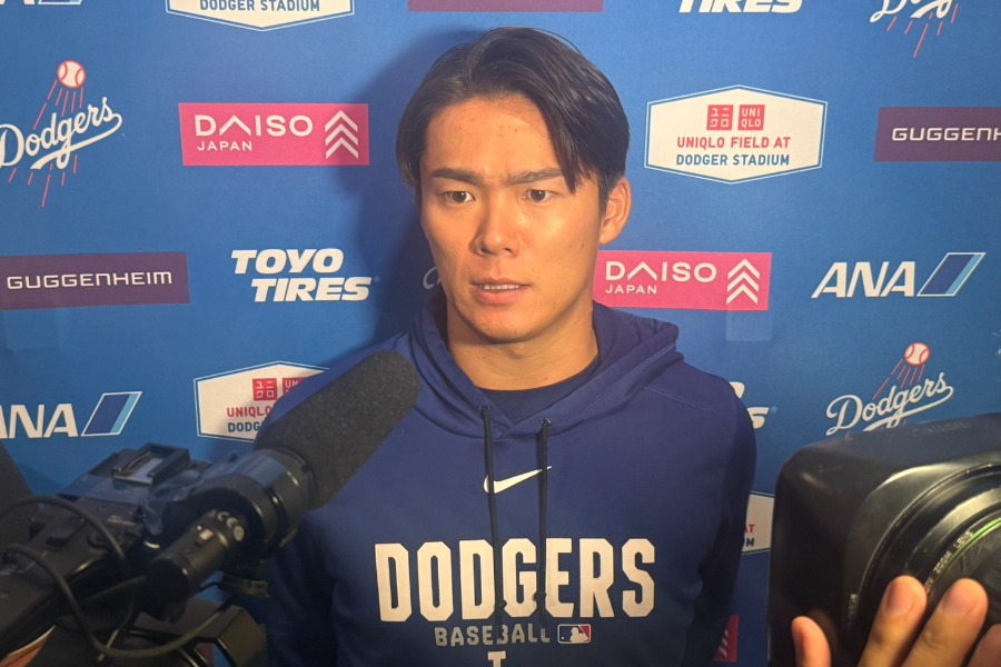 試合後の取材に応じたドジャース・山本由伸【写真：上野明洸】