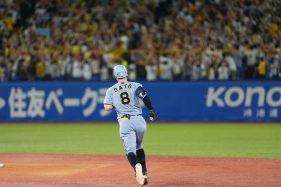 佐藤輝明の138m弾は「ゴルフボールみたい」　カメラは見失い…右翼席ファンは見上げた衝撃の一撃