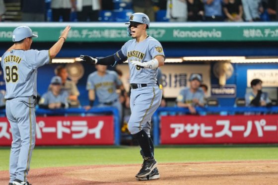 佐藤輝明、衝撃の2打席連続34号　138m豪快弾の次は技あり弾…止まらぬ3戦4発に神宮悲鳴