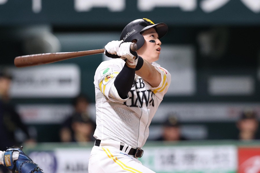 本塁打、打点でリーグトップを走るソフトバンク・栗原陵矢【写真:栗木一考】