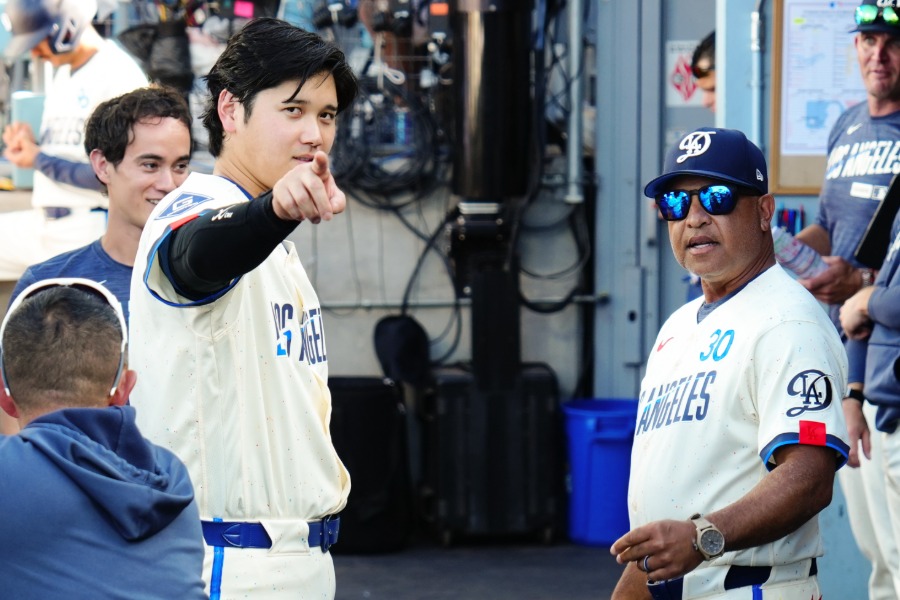 ドジャース・大谷翔平（左）とデーブ・ロバーツ監督【写真：黒澤崇】