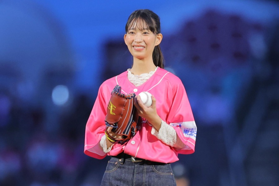 始球式を行った女優の森川葵さん【写真提供：産経新聞社】
