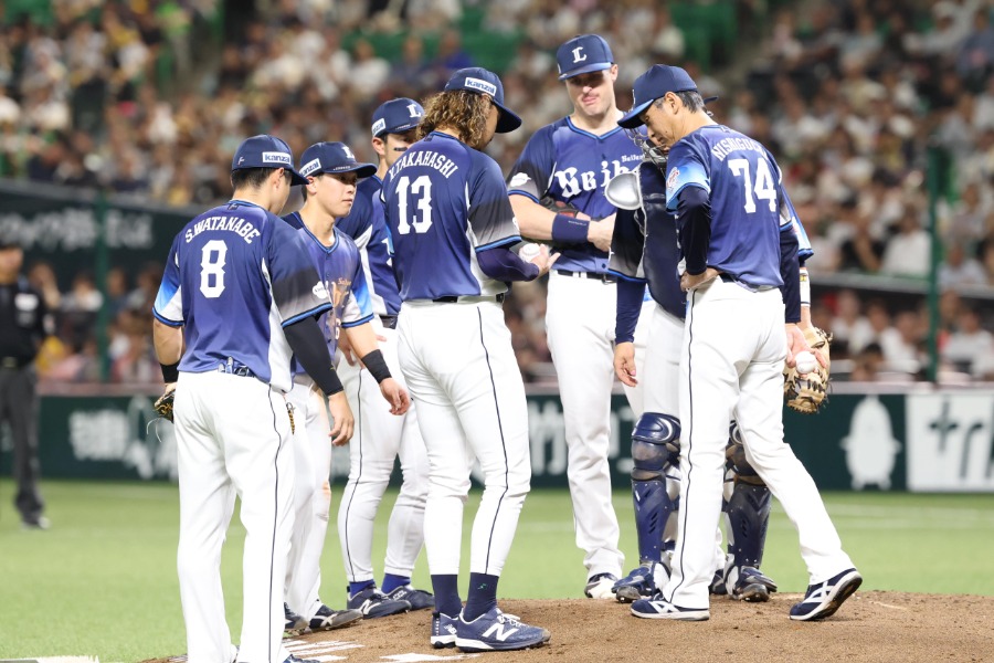 ソフトバンク戦で3回途中で緊急降板した西武・高橋光成【写真：栗木一考】