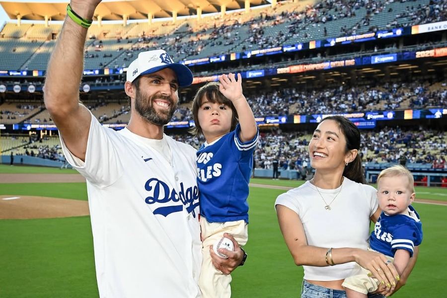 ドジャースタジアムを訪れたクリス・テイラー一家（画像はドジャース公式インスタグラムからスクリーンショット）