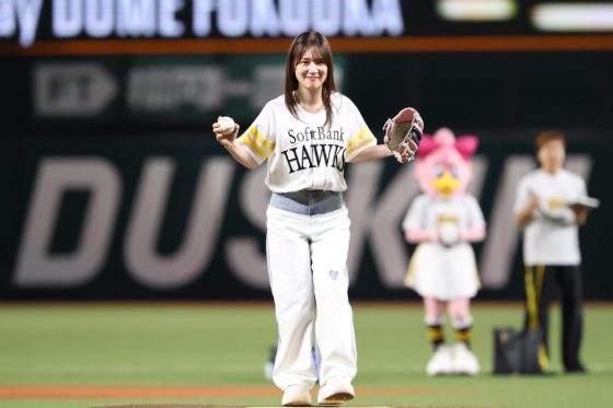 36歳美女が赤面コロコロ投球　大歓声→落胆→笑顔…“勝利の女神”が果たした大役